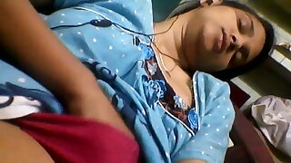 Tamil married girl shows herself to bank employee 4