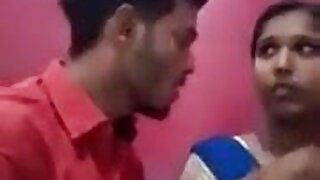 Ladke ne apni gf ko shop me batha ke kiss kiya