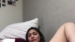 Smart girl fingering her pussy..
