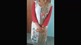 Bhabhi mummee dikhati hui