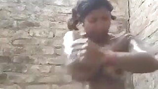Ye randi nahate huye video apna  khud bana rahi hai