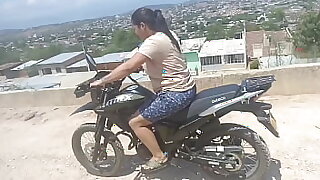 As&iacute;_ le cobr&oacute;_ las clases manejo de moto a Keilimar