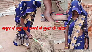 उसने अपनी नीली साड़ी और पेटीकोट उतार कर स्टेप ससुर से गाड़ को चोद दिया और नंगी होकर अपनी चूत और गांड चुदाई करवाई