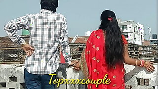 छत पर टहल रही पड़ोसी की नई-नवेली दुल्हन को पटाकर चोद ड़ाला