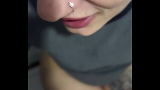 Fiquei com tanto tes&atilde_o dentro da esta&ccedil_&atilde_o do metr&ocirc_ minha buceta estava toda molhada ! Fui da no banheiro e chupa esse pau grosso do meu marido .(EM PUBLICO)