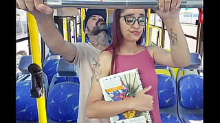 Estudande sendo encoxada por velho no onibus em publico!