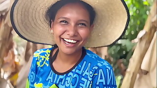 ENCUENTRO A LA CAMPESINA MUJER DEL VECINO EN LA CARRETERA Y ME CHUPA LA VERGA CON TRAGADA DE SEMEN A CAMBIO DE UN CELULAR NUEVO