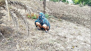 कोमल तुम ऐसे रोड पर मूत रही हो लोगो के लैंड खड़ा हो जाता है ना