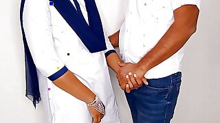 Shcool me class chutne ke baad komal ne apne boyfriend ke sath chut fat jayegi