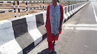 कोमल हाईवे के ब्रिज पर खड़ी ड्राइवर से छूत वने के लिए