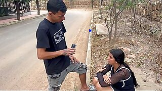 Chica desconocida me pide que me la coja sin condon a cambio de darle un telefono me corro dentro de ella